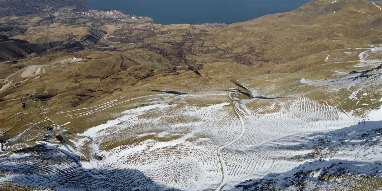 Elazığ'da göl manzaralı kayak merkezi yeni sezon için gün sayıyor