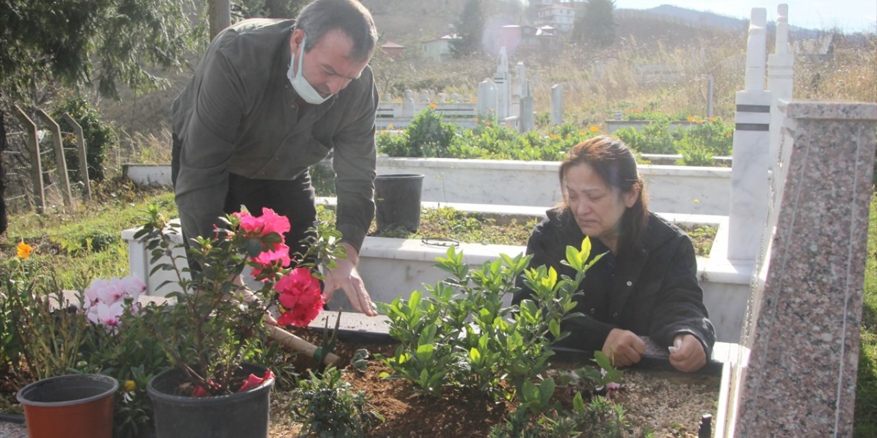 Ordu'da öldürülen üniversite öğrencisi Ceren Özdemir mezarı başında anıldı