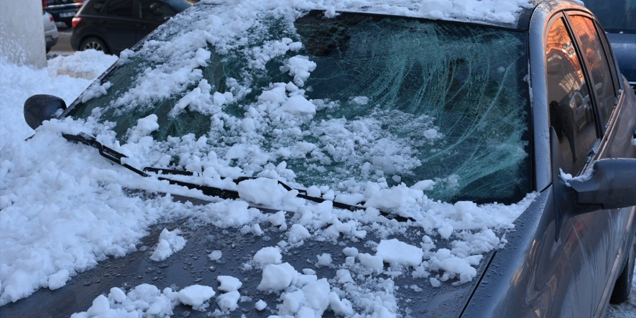 Erzurum'da çatıdan düşen kar kütleleri bir araca hasar verdi