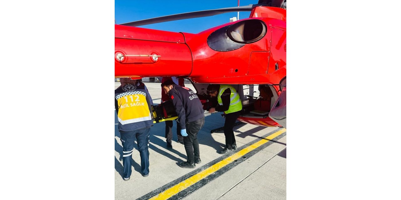 Van'da trafik kazasında yaralanan hasta ambulans helikopterle hastaneye ulaştırıldı