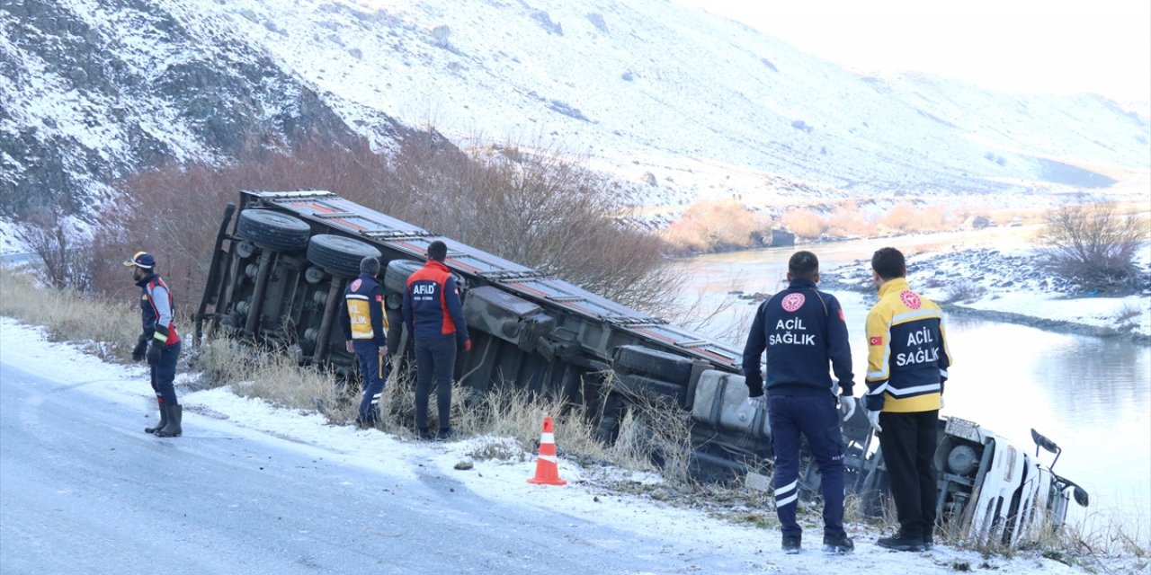 Ağrı'da şarampole devrilen tırın sürücüsü öldü