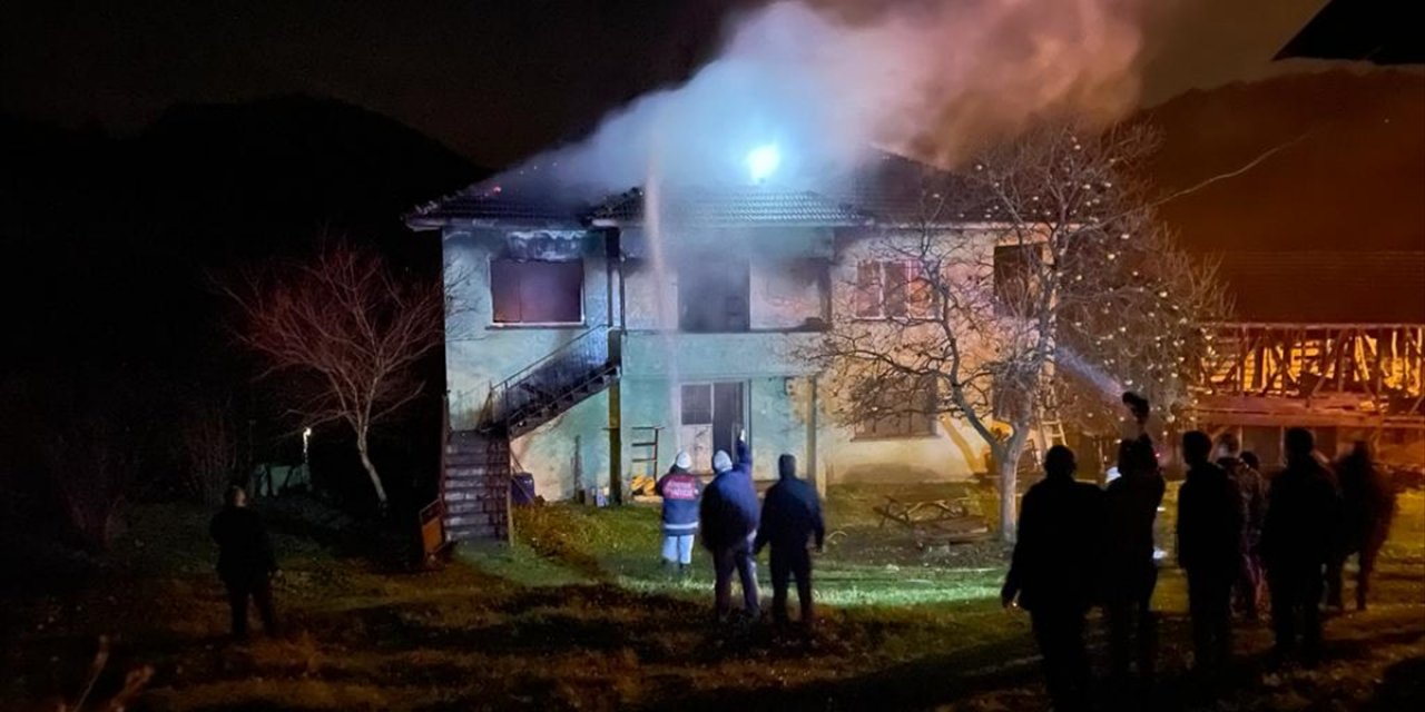 Düzce'de çıkan yangında iki katlı ev tamamen yandı