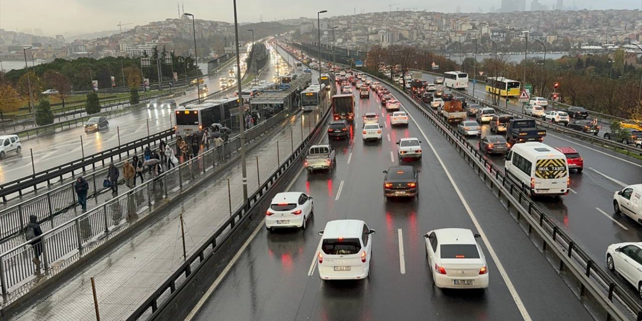 İstanbul'da haftanın ilk iş günü ulaşımda aksamalar yaşanıyor