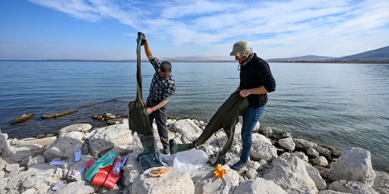 Van Gölü'nün çekilmesiyle ortaya çıkan Selçuklu mezar taşları koruma altına alındı