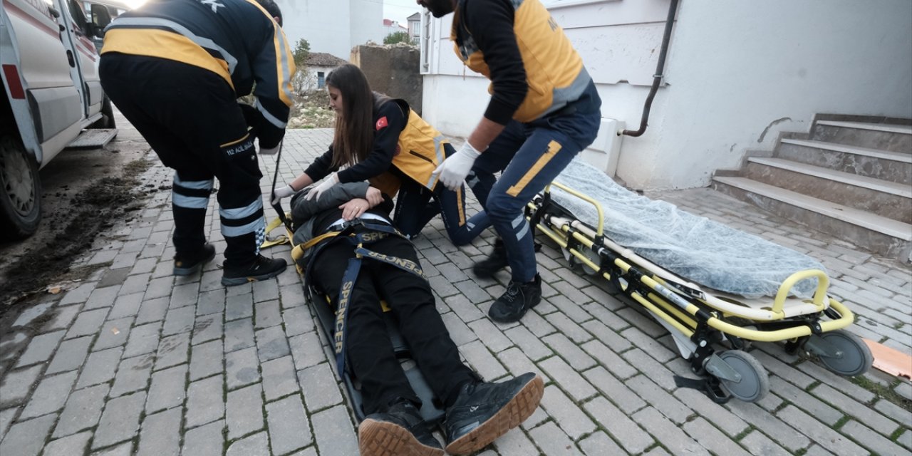 Depremzede sağlık çalışanı çift aynı ambulansta birbirlerine güç veriyor