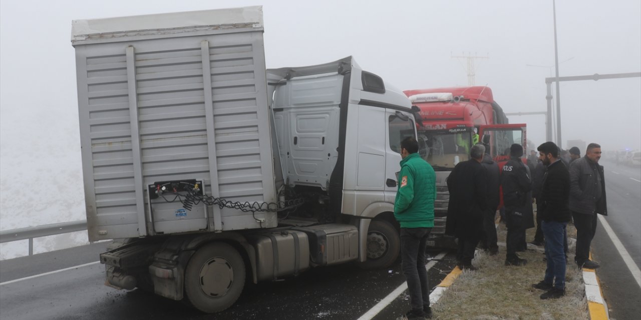 Zincirleme trafik kazası nedeniyle Ağrı-Van kara yolu 1 saat ulaşıma kapalı kaldı