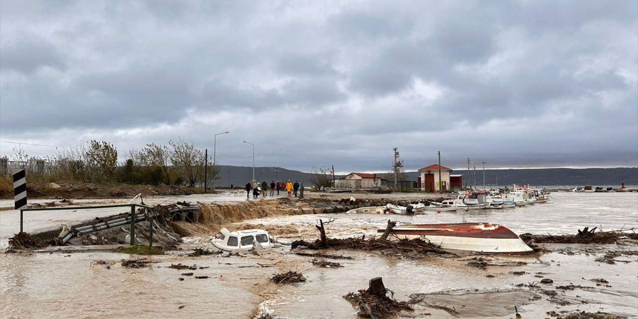 Çanakkale'de sağanak nedeniyle debisi yükselen Kepez Deresi taştı