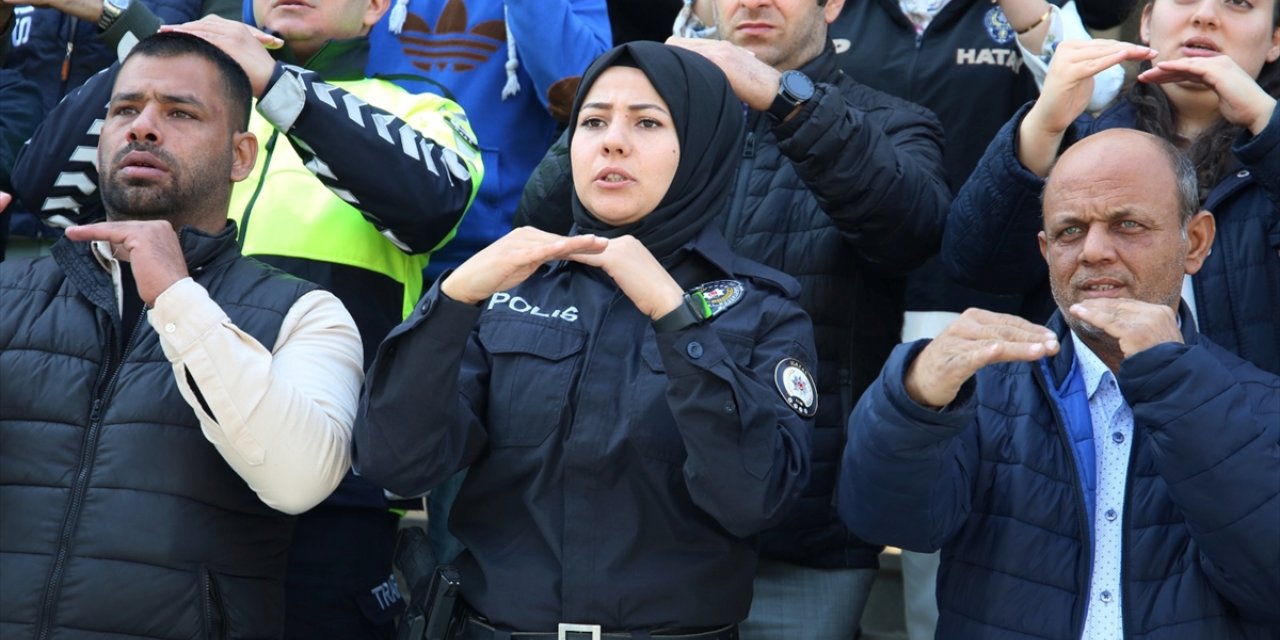 Hatay'da polis, İstiklal Marşı'nı işaret diliyle okudu