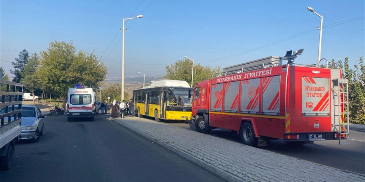 Diyarbakır'da taksinin belediye otobüsüne çarpması sonucu 2 kişi yaralandı