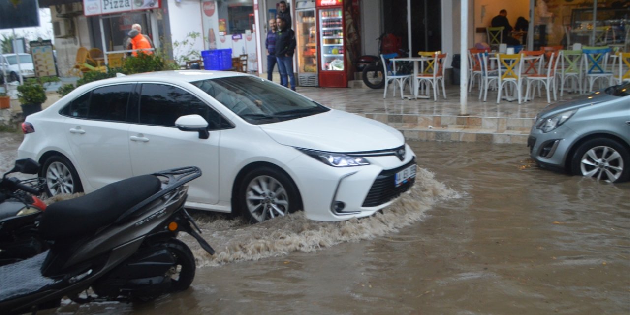 Balıkesir’de sağanak hayatı olumsuz etkiledi