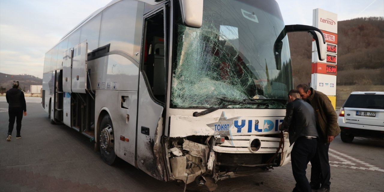 Samsun'da yolcu otobüsüyle otomobilin çarpışması sonucu 2 kişi öldü, 3 kişi yaralandı