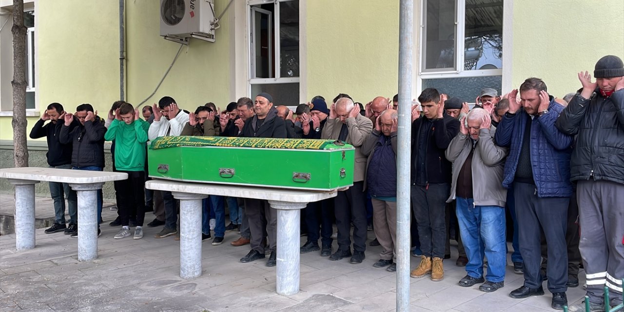 Eskişehir'de trafik kazasında ölen genç Sakarya'da son yolculuğuna uğurlandı