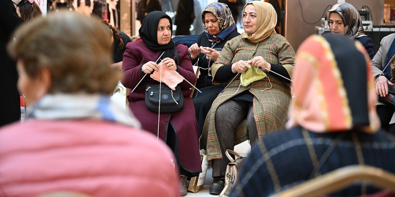 Malatyalı kadınlar depremzedeler için battaniye örüyor