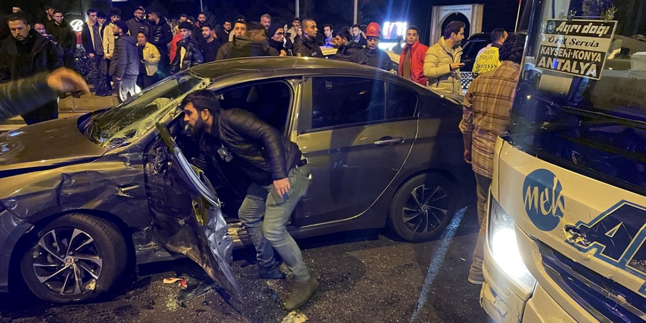 Nevşehir'de yolcu otobüsüyle çarpışan otomobilin sürücüsü yaralandı