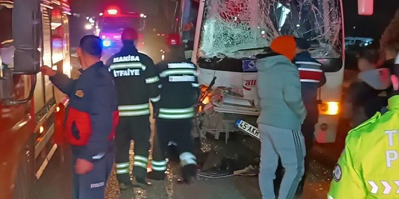 Manisa'da midibüs ile tırın çarpışması sonucu 12 kişi yaralandı