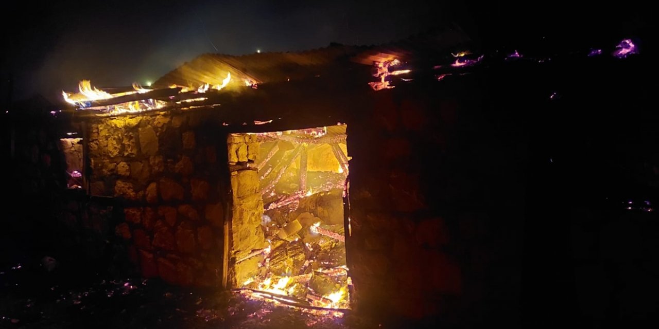 Tunceli'de malzeme deposunda çıkan yangın söndürüldü