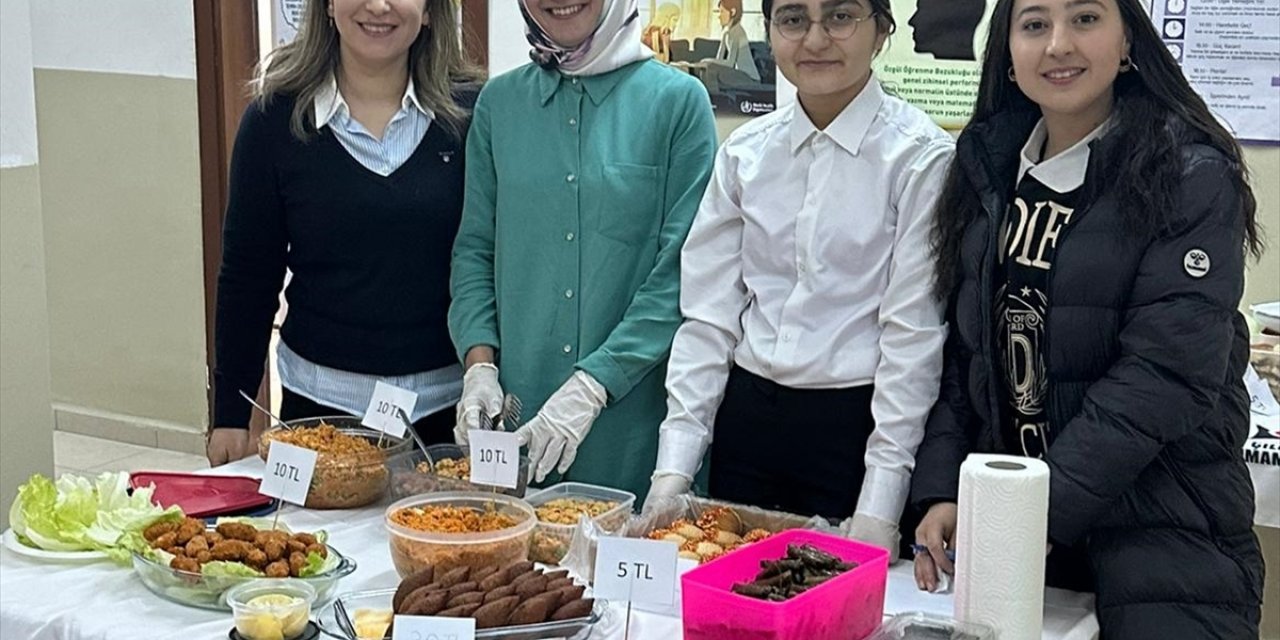 Ardahan'da öğrenci ve velilerden Filistin'e destek için kermes