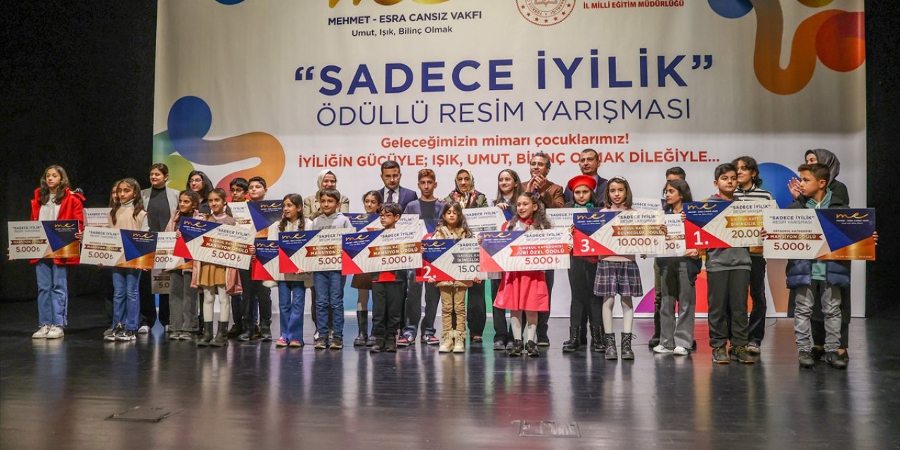 Diyarbakır'da çocuklar "Sadece iyilik" temalı resim yarışmasında yeteneklerini sergiledi