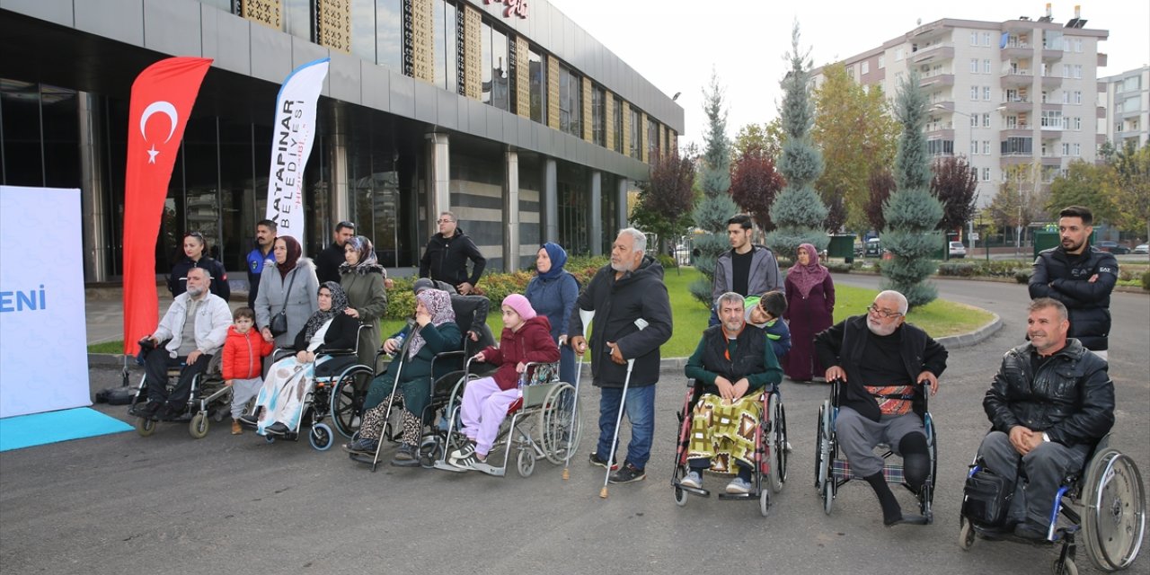 Diyarbakır'da 100 bedensel engelliye akülü araç desteği