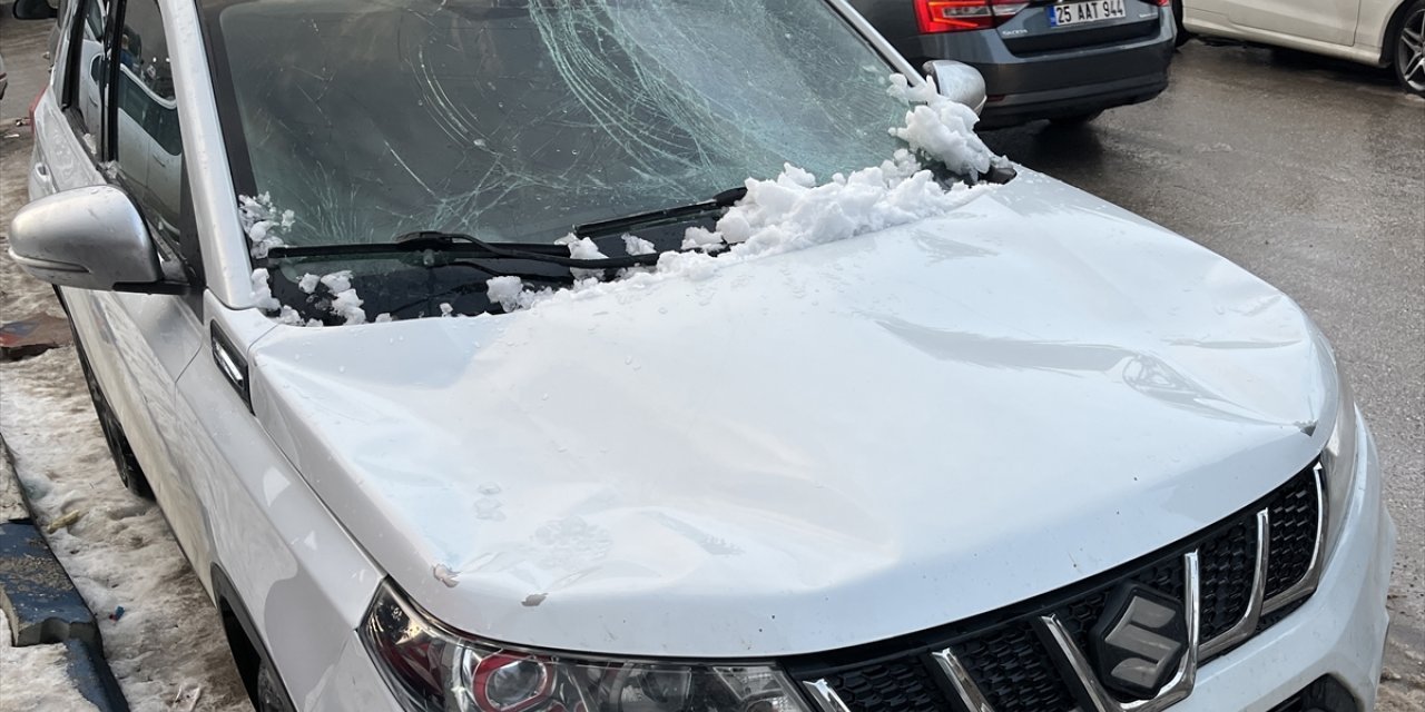 Erzurum'da çatıdan düşen kar kütleleri bir otomobilde hasara yol açtı