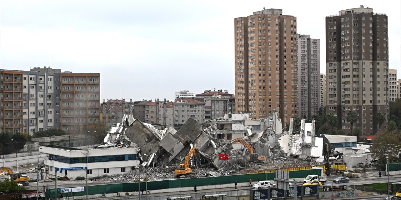 Zeytinburnu'nda 49 yıllık "eski Tercüman gazetesi binası" yıkıldı