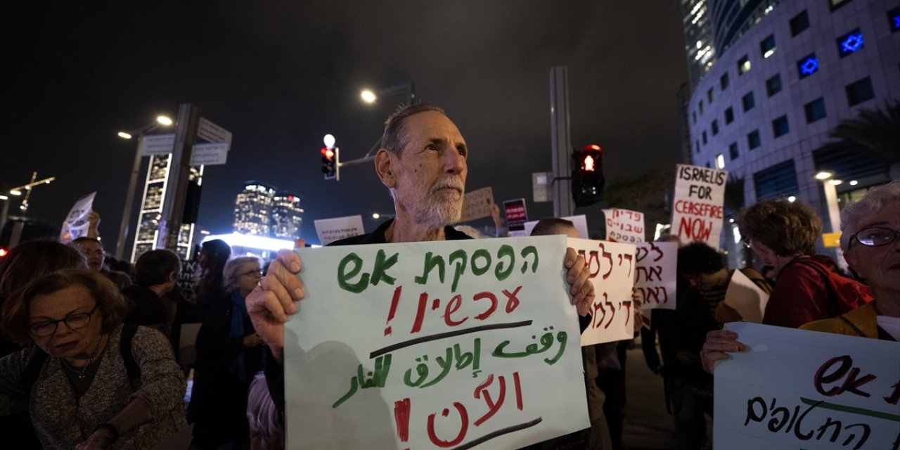 Tel Aviv’de bir grup İsrailli aktivist Gazze’ye yönelik saldırıları protesto etti