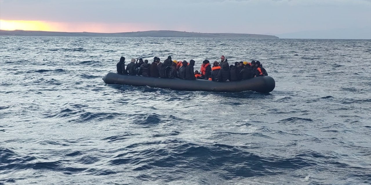 Ayvalık açıklarında 47 düzensiz göçmen kurtarıldı