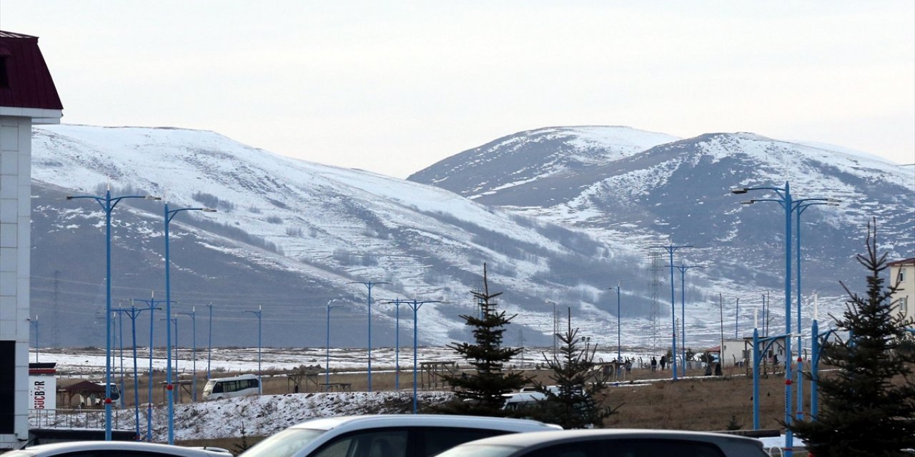 Erzurum, Kars ve Ardahan'da soğuk hava ile kar etkili oluyor