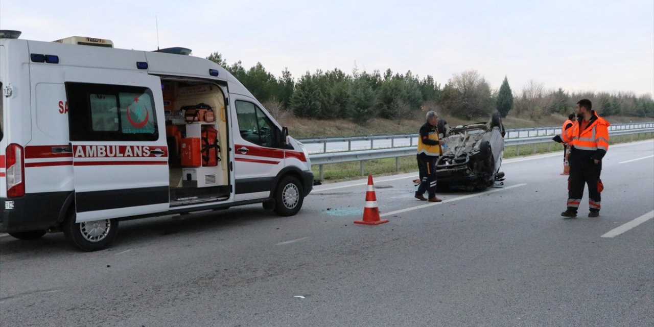 Edirne'de bariyere vurup devrilen otomobildeki aynı aileden 3 kişi yaralandı