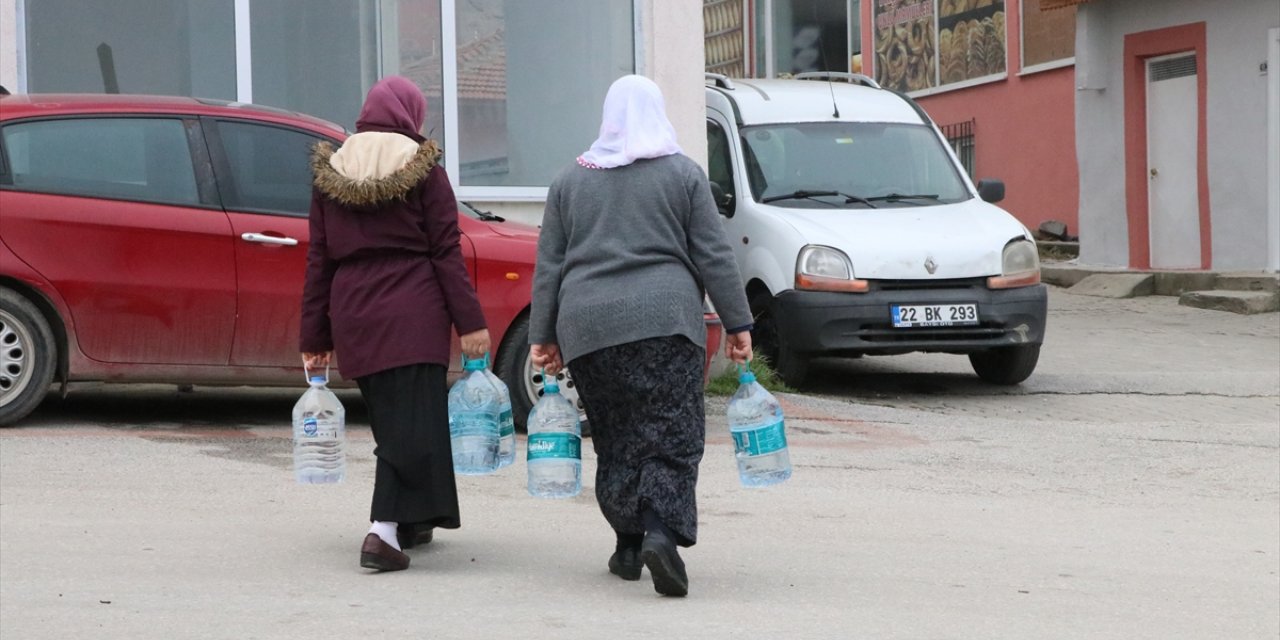 Edirne'de su kesintileri nedeniyle vatandaş suyu çeşmeden taşıyor