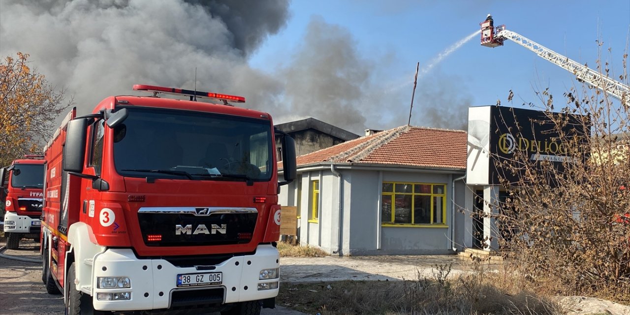 Kayseri'de mobilya fabrikasında çıkan yangına müdahale ediliyor