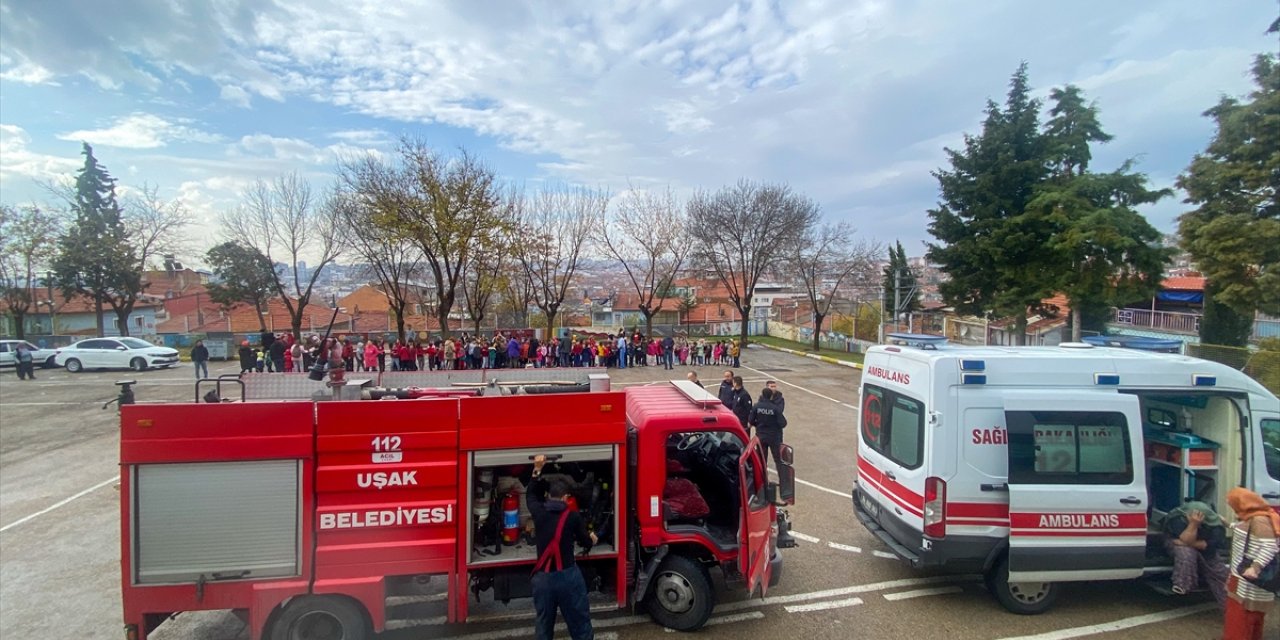 Uşak'ta bir okulun hizmetli odasında çıkan yangın söndürüldü