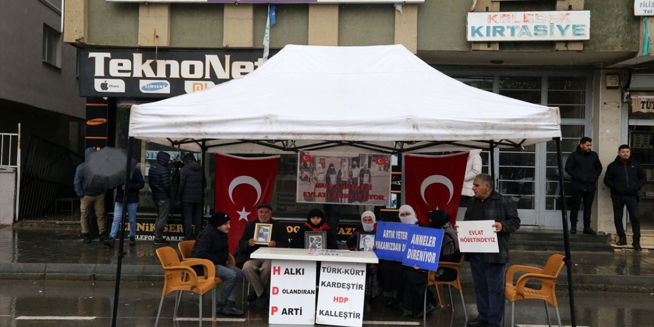 Muş'ta çocuklarına kavuşma ümidiyle HDP önünde eylem yapan aile sayısı 46'ya yükseldi