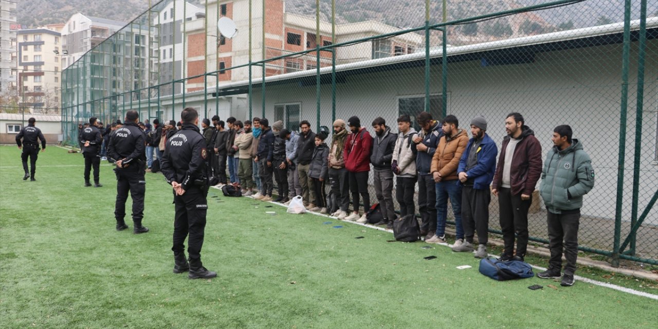 Amasya'da  tır dorsesinde 61 düzensiz göçmen yakalandı