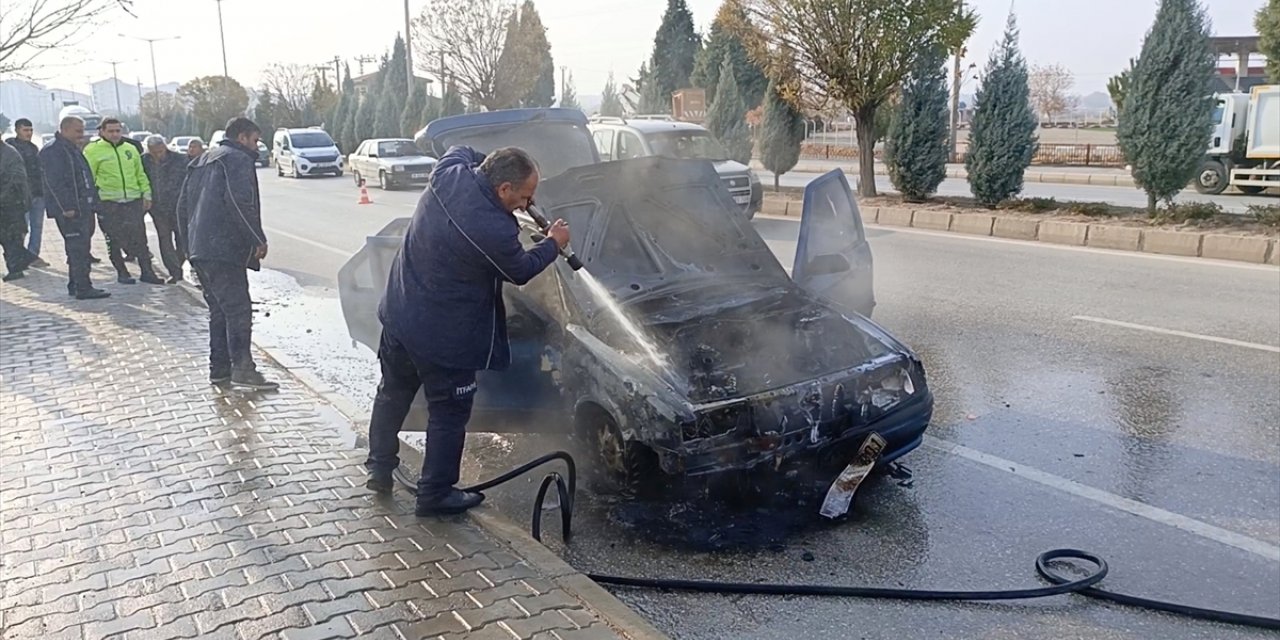 Yozgat'ta seyir halindeki otomobil alev aldı