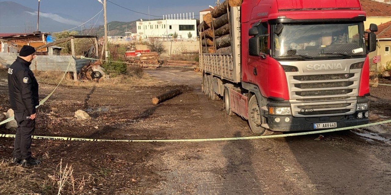 Karabük'te üzerine tomruk düşen kamyon sürücüsü öldü