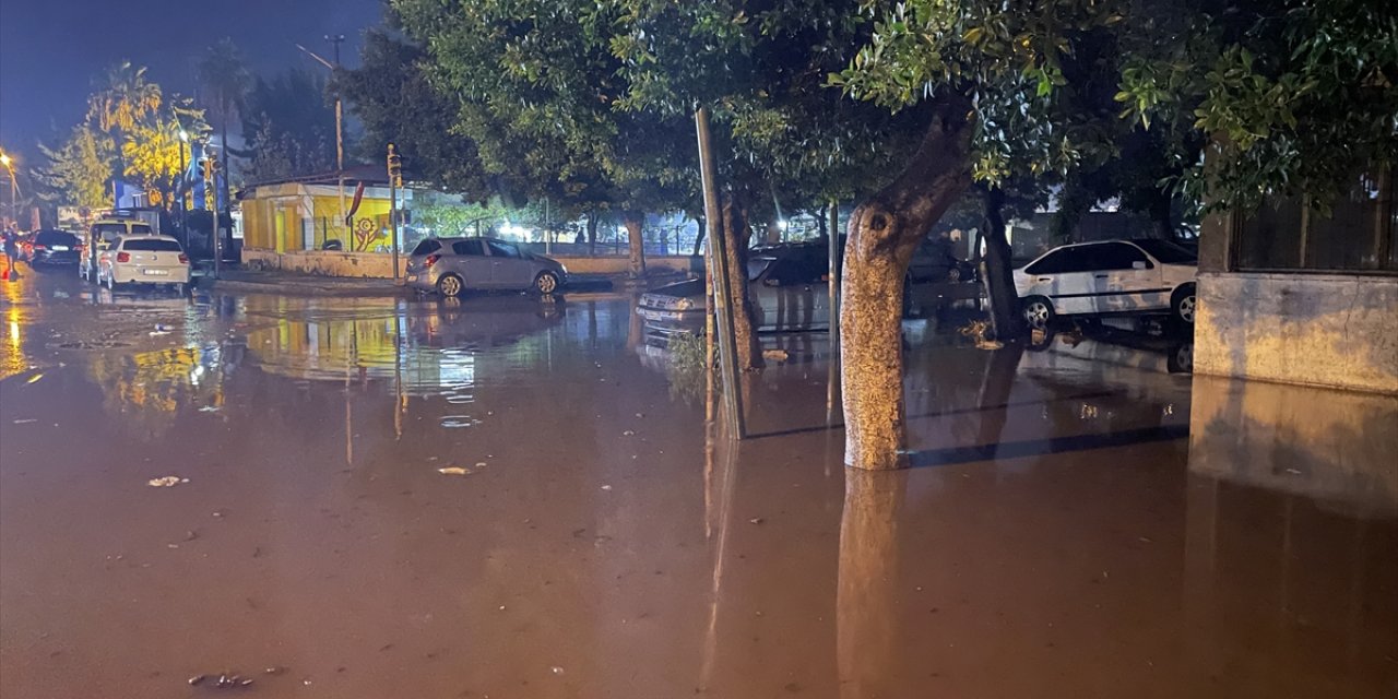 Hatay'da sağanak hayatı olumsuz etkiledi