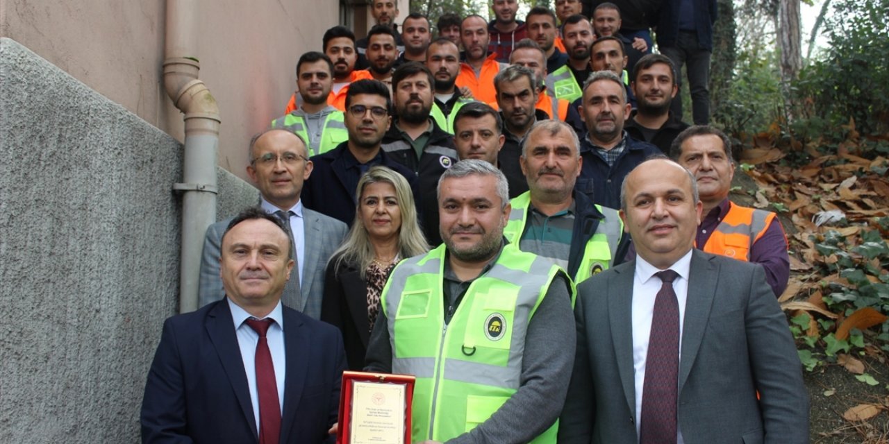 Zonguldak'ta ambulansa yol veren makiniste plaket takdim edildi