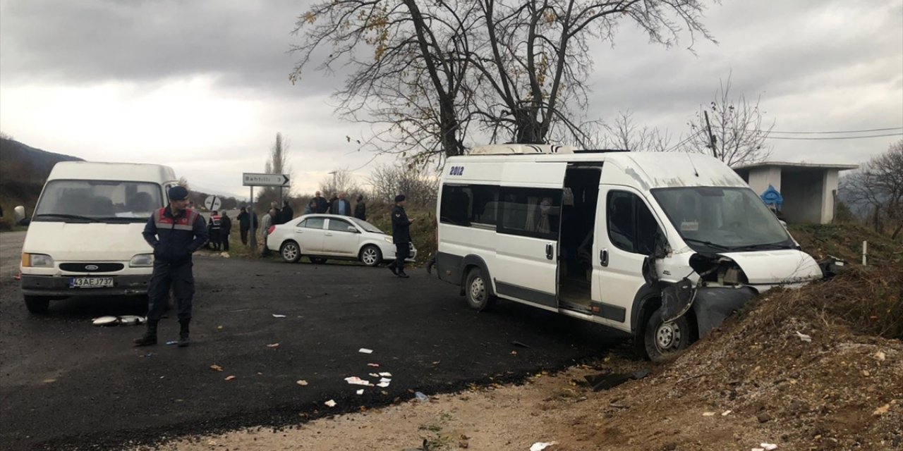 Kütahya'da toprak yığınına çarpan servis minibüsündeki 14 öğrenci yaralandı