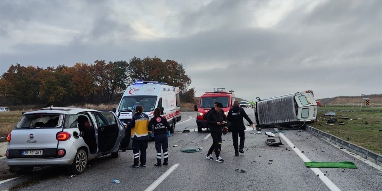 Kırklareli'nde panelvan ile otomobil çarpıştı, 1 kişi öldü, 2 kişi yaralandı