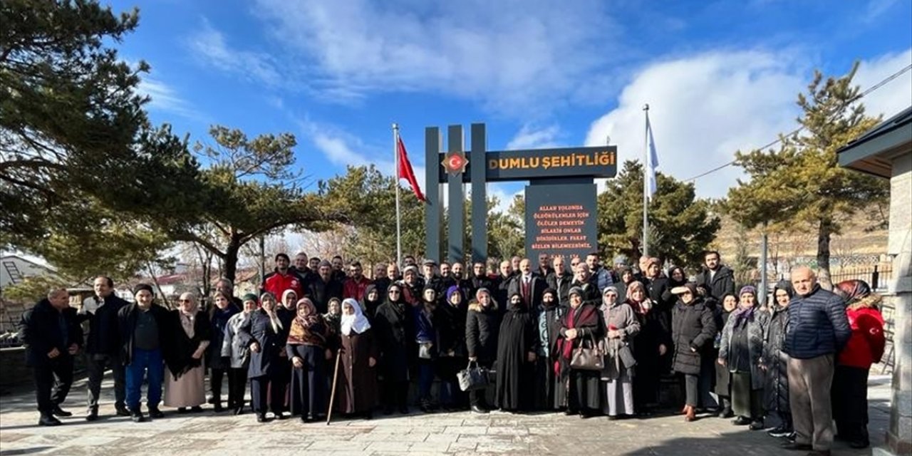 Erzurum'da 57 yıl önce yangında şehit olan 65 asker mezarları başında anıldı