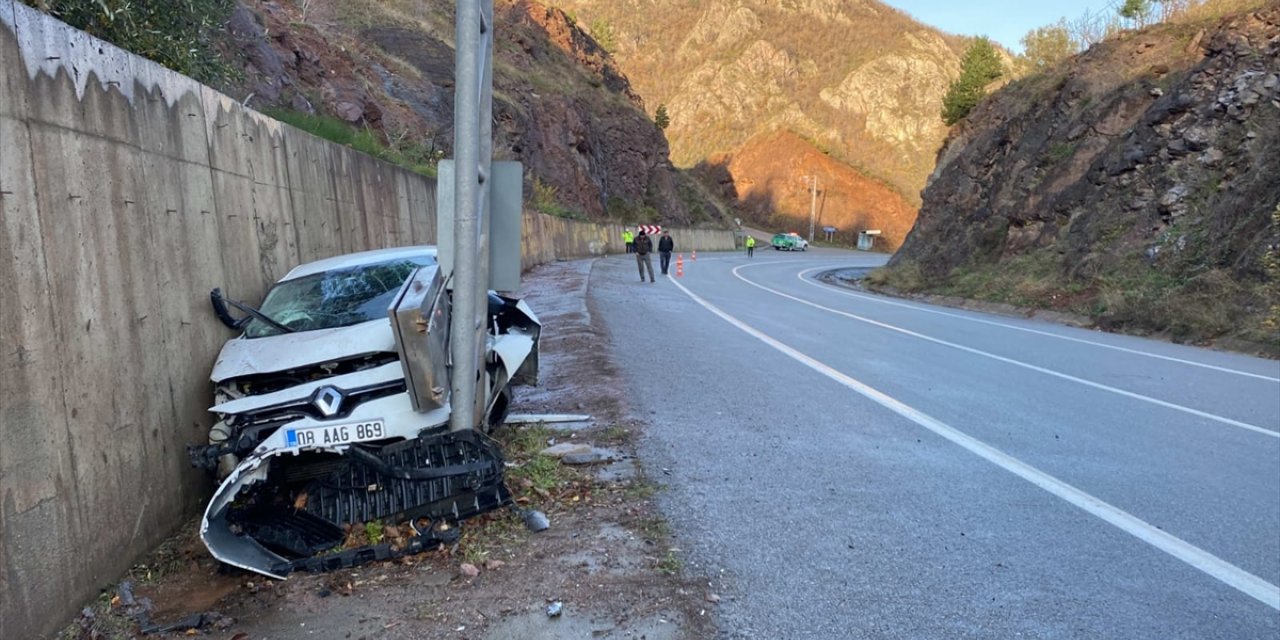 Artvin'de duvar ile sinyalizasyon direği arasında sıkışan otomobilin sürücüsü yaralandı