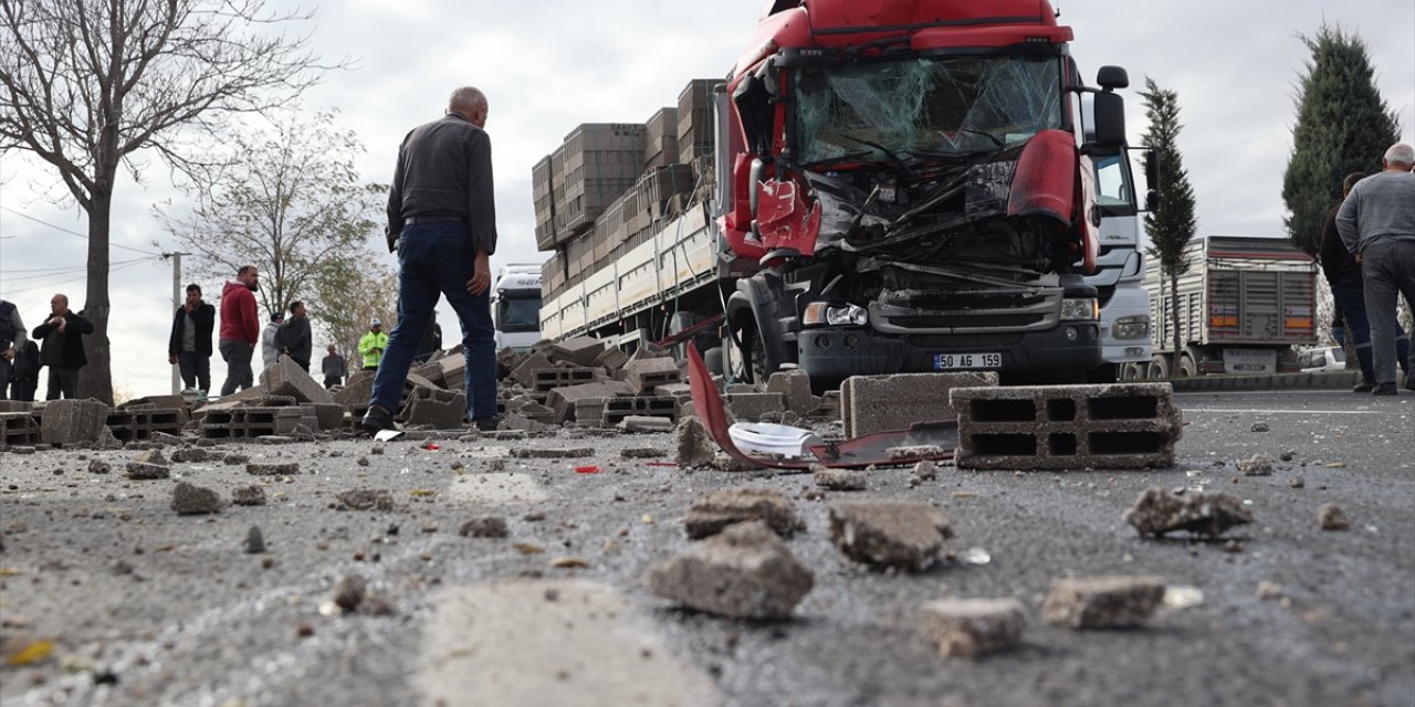 Nevşehir'de zincirleme trafik kazasında 2 kişi yaralandı