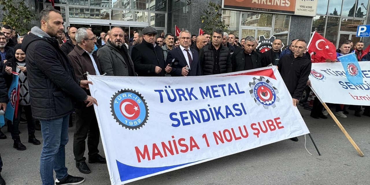 İzmir'de Türk Metal Sendikası üyeleri MESS önüne siyah çelenk bıraktı