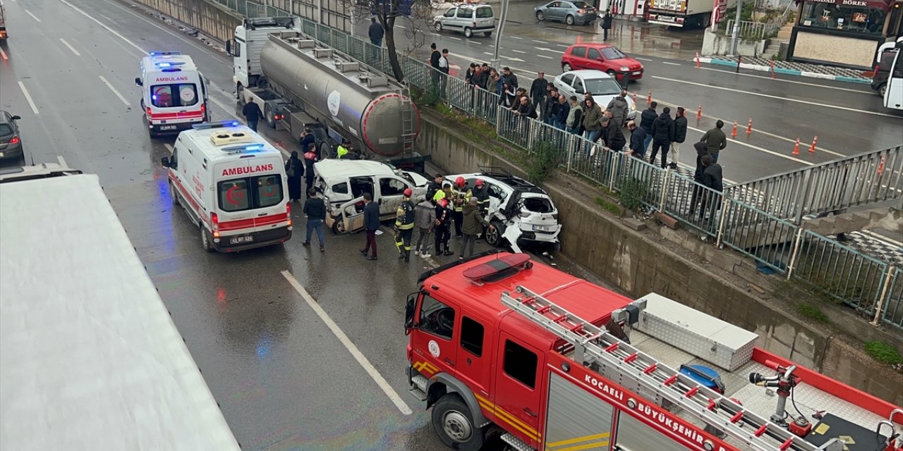 Kocaeli'de yol kenarında duran tankere çarpan 2 araçtaki 3 kişi yaralandı