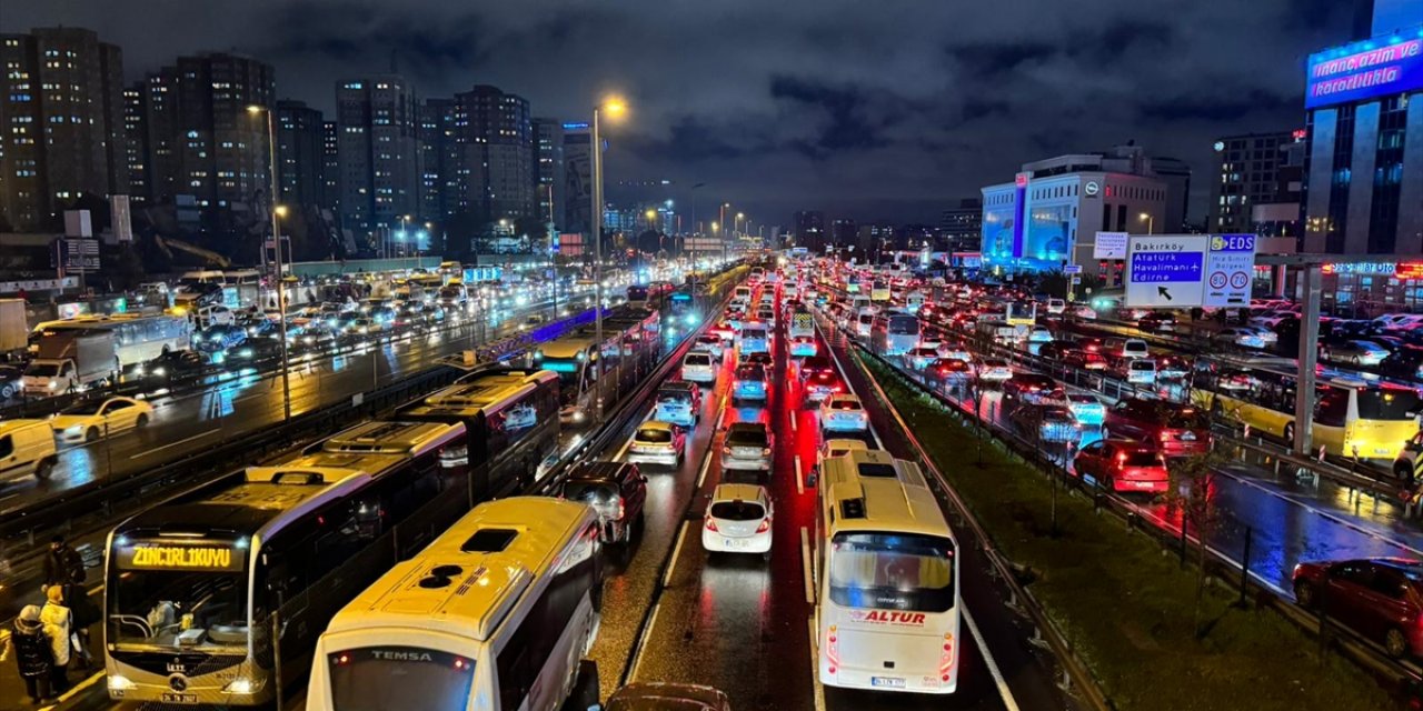 İstanbul'da trafik yoğunluğu akşam saatlerinde yüzde 89 oldu