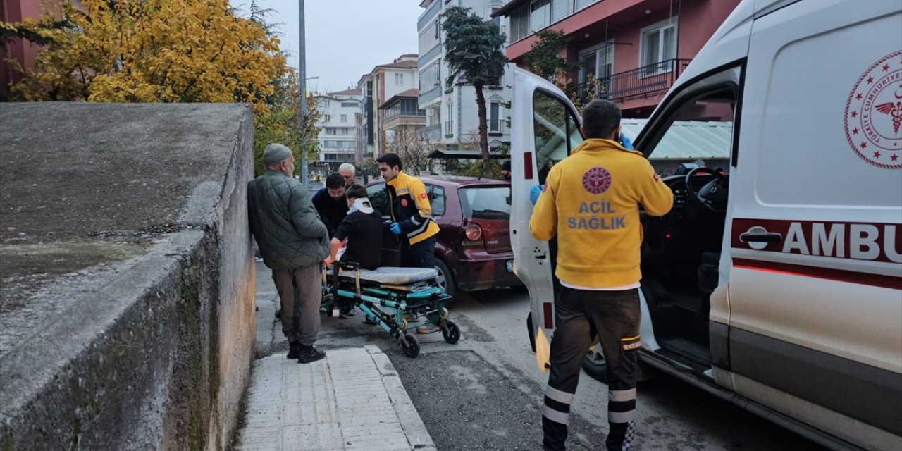 Çorum'da çarpışan iki otomobilin sürücüleri yaralandı