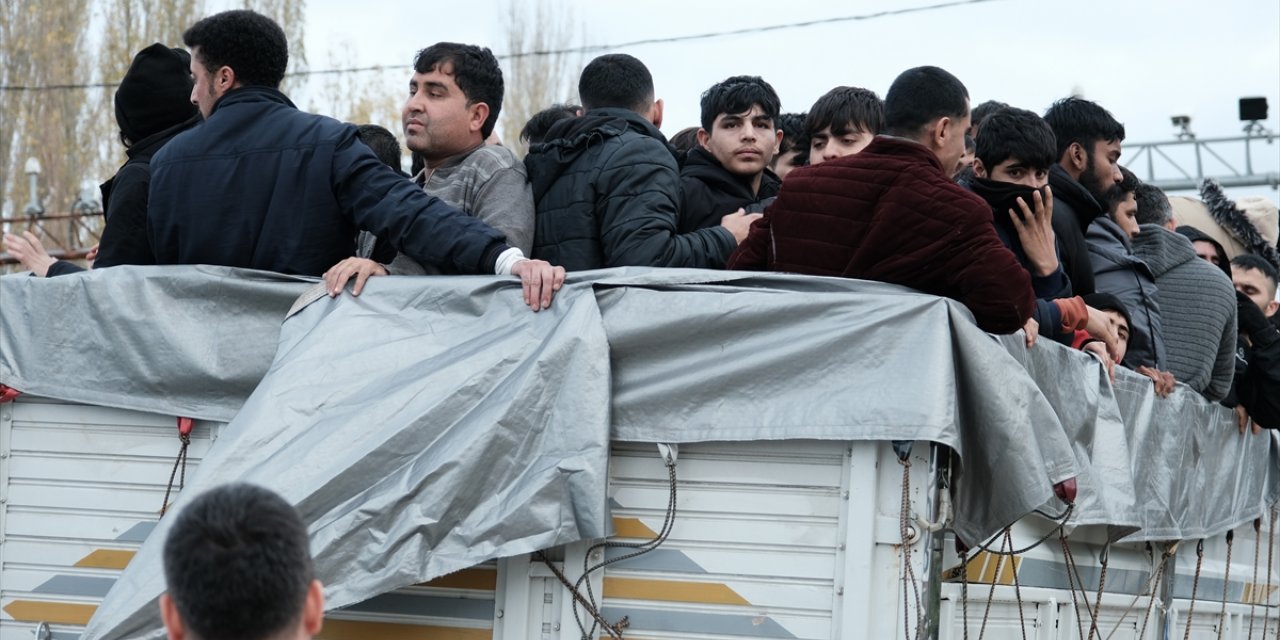 Kırklareli'nde kasasında 62 düzensiz göçmen taşıyan firari kamyon şoförü yakalandı