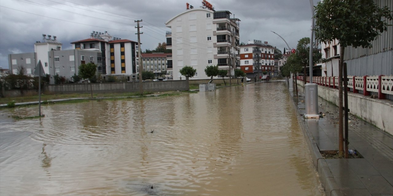 Antalya Serik'te sağanak hayatı olumsuz etkiledi