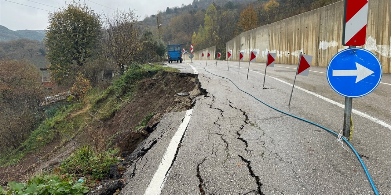 Bartın-Kastamonu kara yolunda heyelan meydana geldi